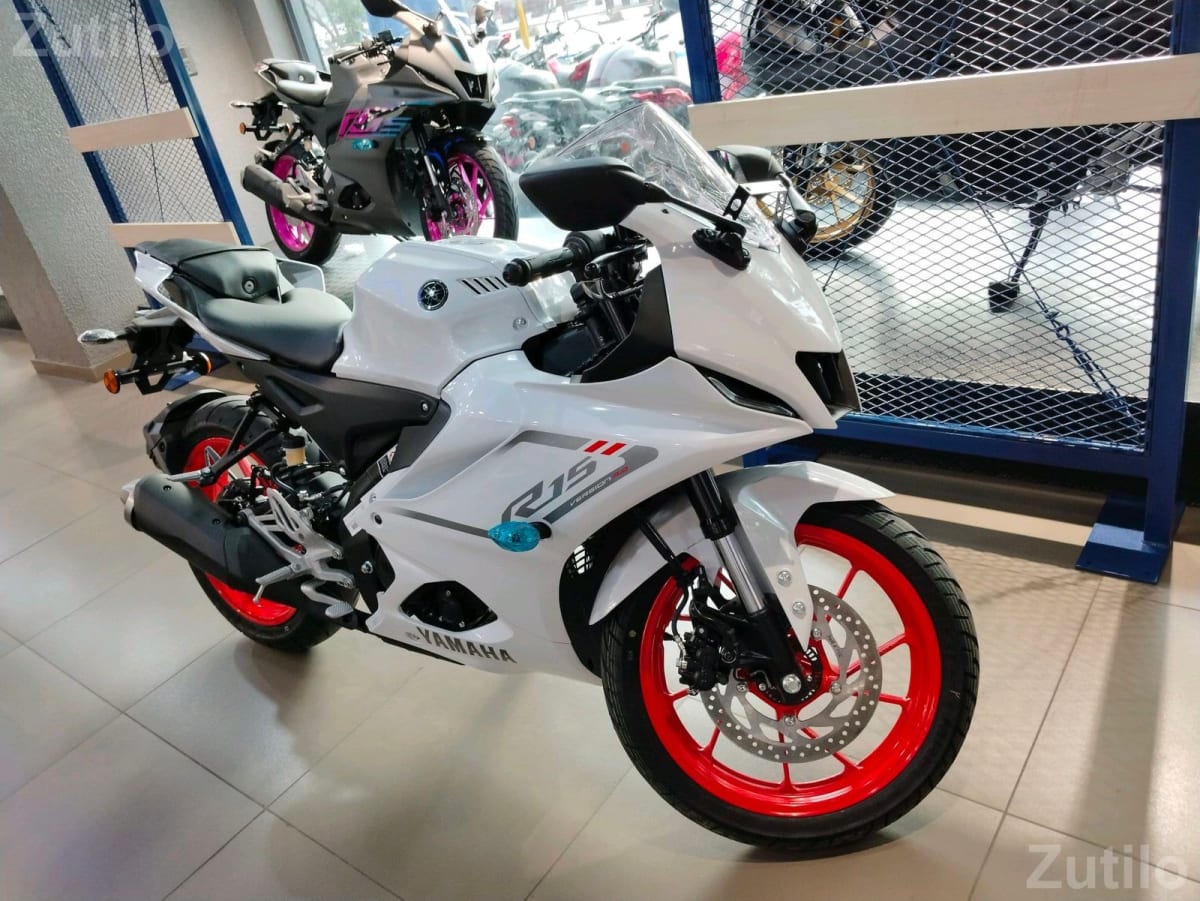 Yamaha R15 White Sports Bike 1 Year Old - બાઇક્સ - સુરત શહેર - Image 1