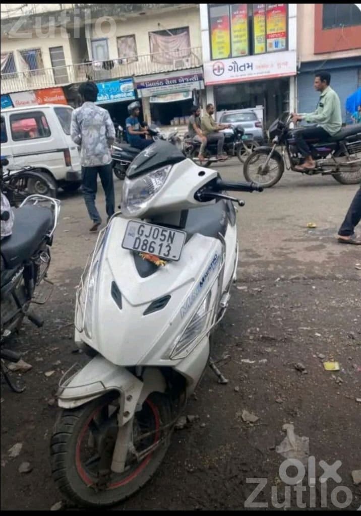 Hero Maestro 2016 White Scooter - Bikes - Surat City - Image 1