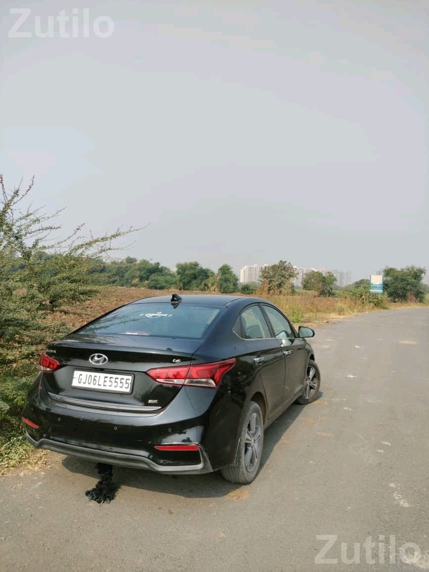 Hyundai Verna Black Sedan - કાર - સુરત શહેર - Image 1