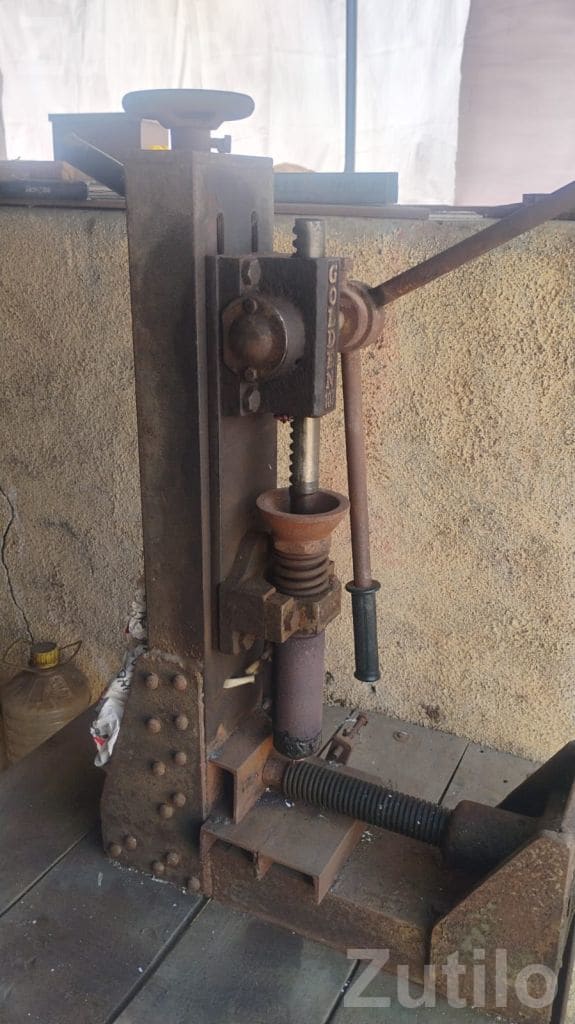Single Phase Molding Machine for Sale - Machinery - Dhrol - Image 1