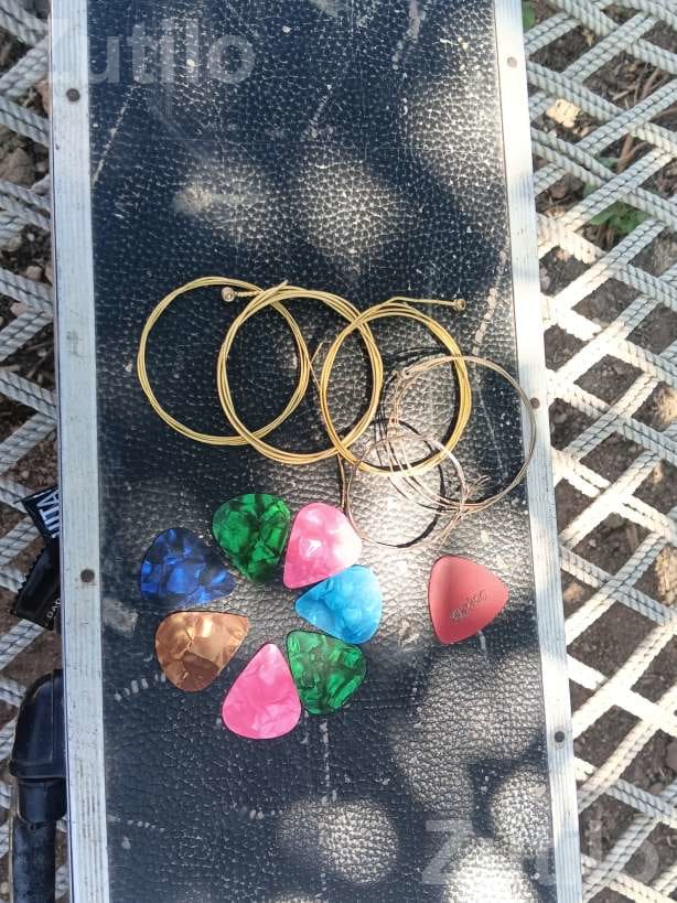 Banjo Strings and Guitar Picks Set - Musical Instruments - Una - Image 1
