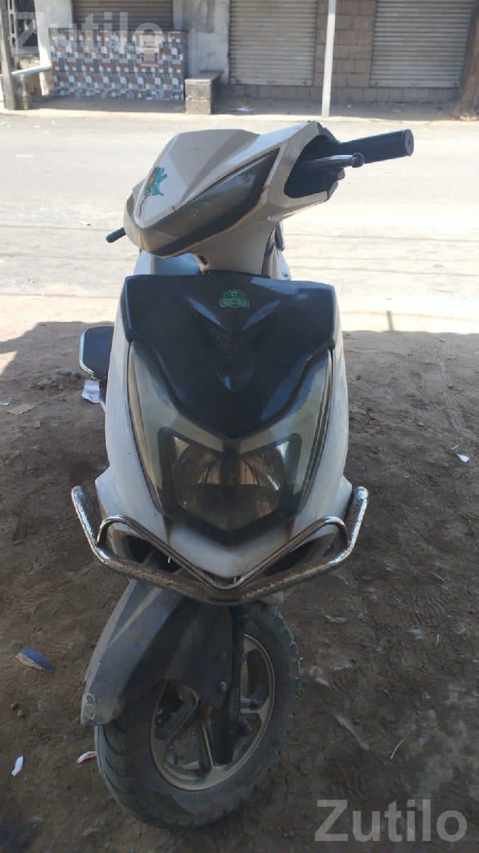 Electric Scooter for Sale White and Black - Bikes - Mangrol - Image 1