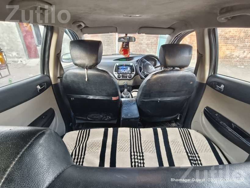 Hyundai i20 2012 White Hatchback - Cars - Junagadh City - Image 5