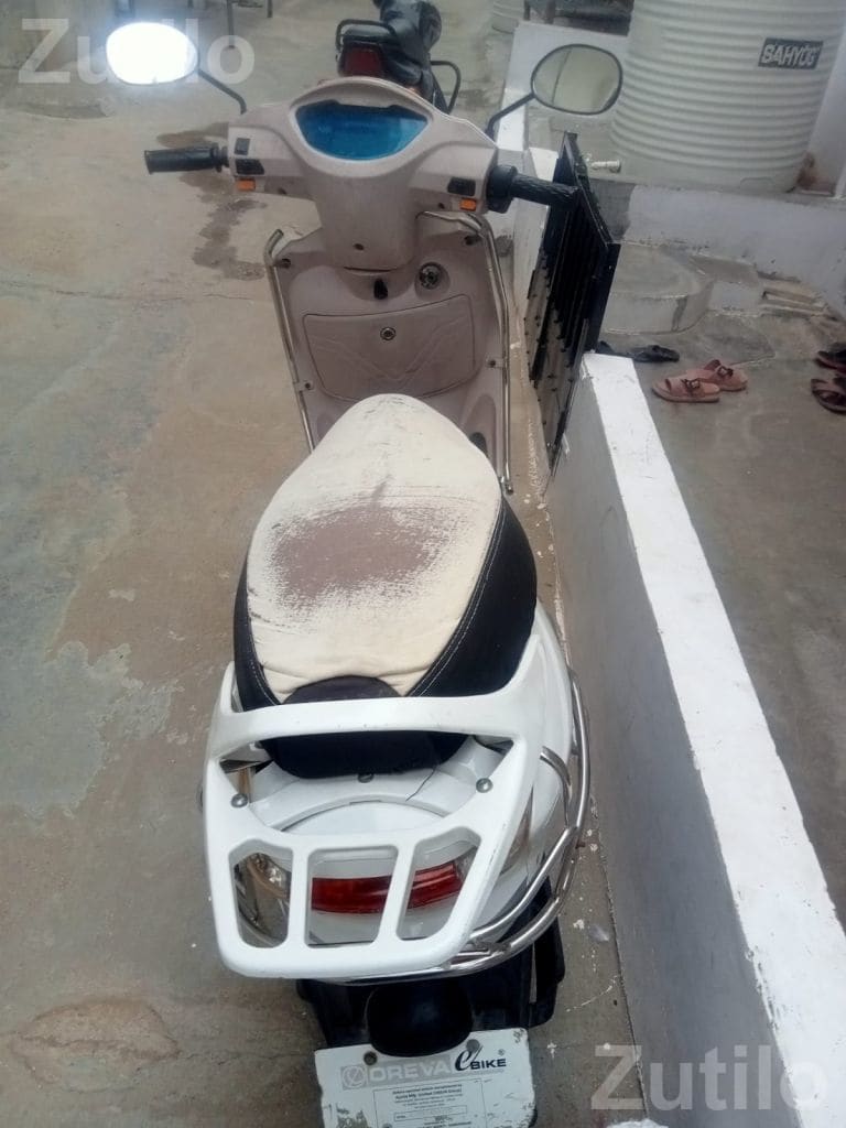 2023 Oreva Electric Scooter in White - Bikes - Tharad - Image 2