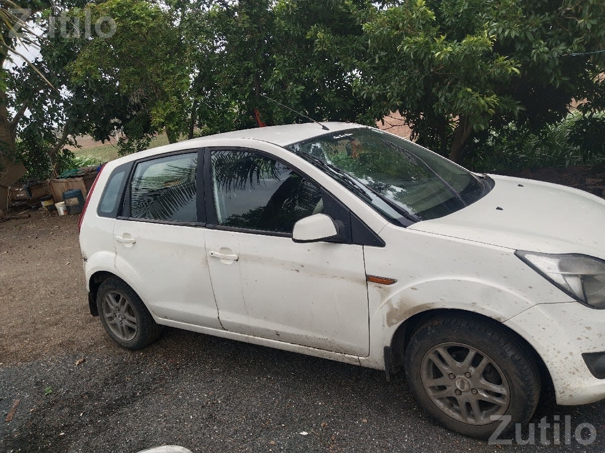 Ford Figo 2012 White Hatchback, 2 Owners - કાર - ખંભાળિયા - Image 1
