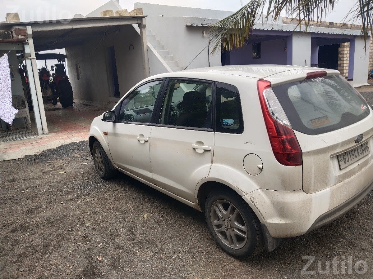 Ford Figo 2012 White Hatchback, 2 Owners - કાર - ખંભાળિયા - Image 3
