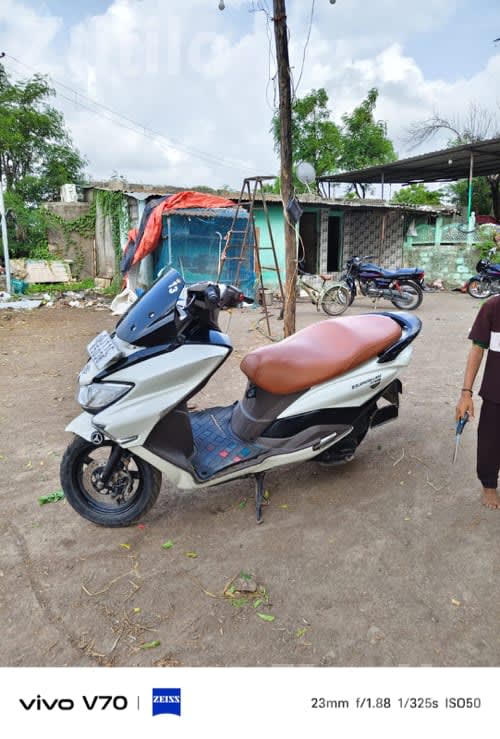 2022 White Scooter with Brown Seat - Bikes - Keshod - Image 3