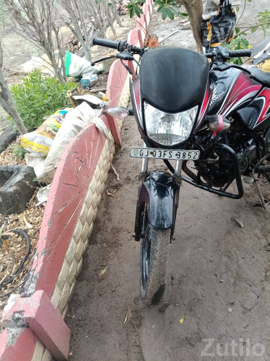 Honda Black and Red Bike 2014 Model - બાઇક્સ - રાજકોટ શહેર - Image 1