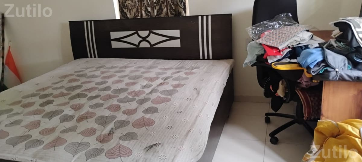 Queen Size Engineered Wooden Bed with Mattress – Excellent Condition - પાંખા અને ગાદી - અમદાવાદ શહેર - Image 3