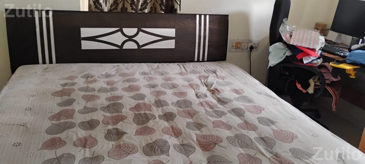 Queen Size Engineered Wooden Bed with Mattress – Excellent Condition - પાંખા અને ગાદી - અમદાવાદ શહેર - Image 4