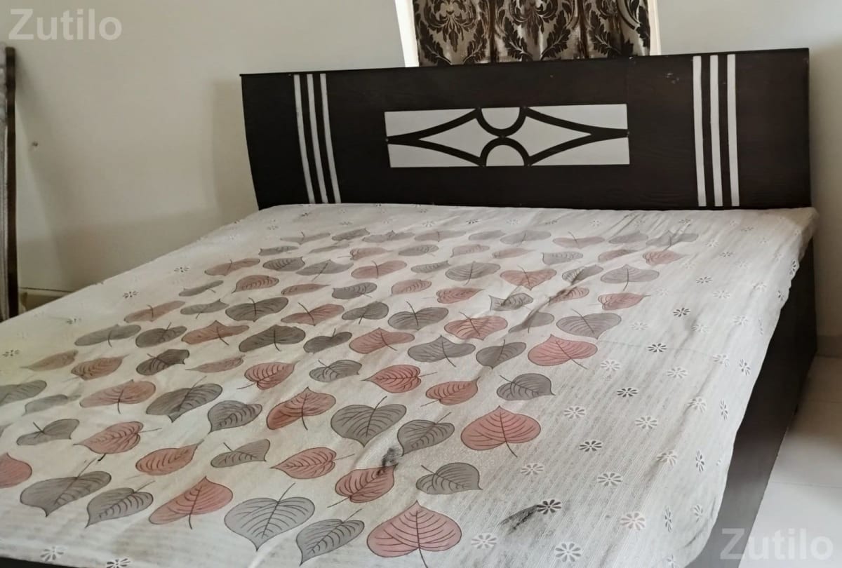 Queen Size Engineered Wooden Bed with Mattress – Excellent Condition - પાંખા અને ગાદી - અમદાવાદ શહેર - Image 2
