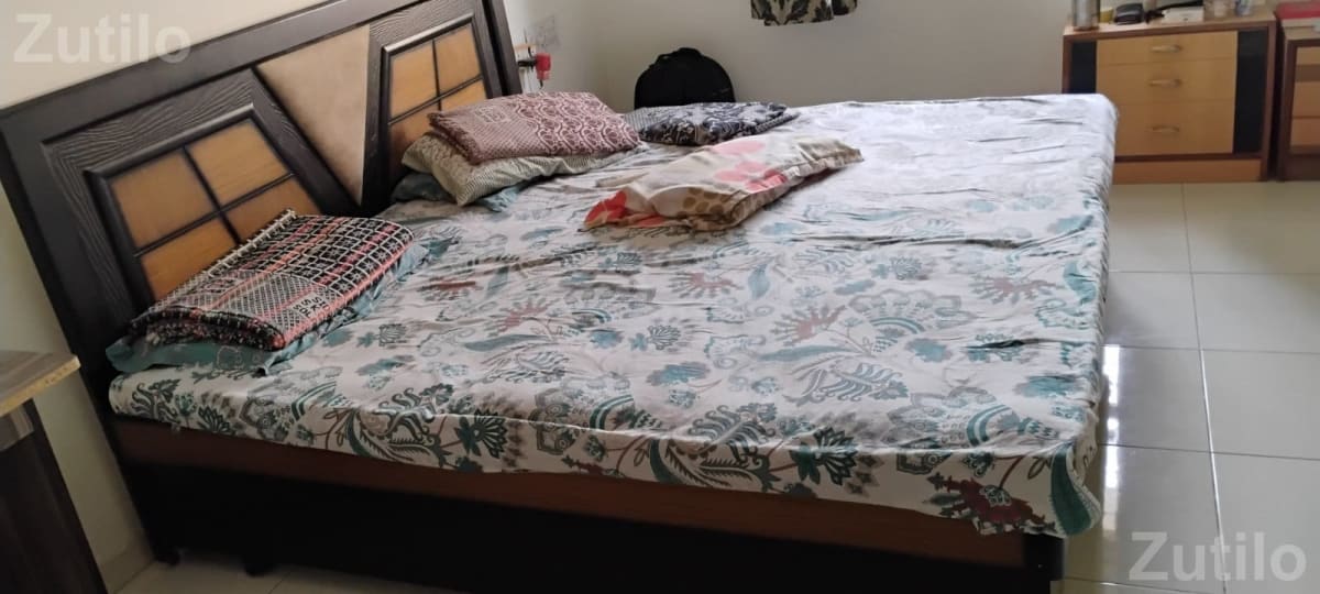 Queen-size wooden bed with a designer headboard - પાંખા અને ગાદી - અમદાવાદ શહેર - Image 3