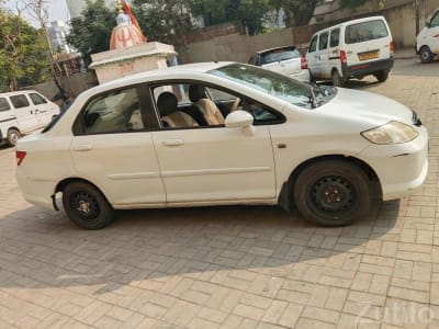Honda City ZX 2005 White Sedan Honda City ZX 2005 White Sedan