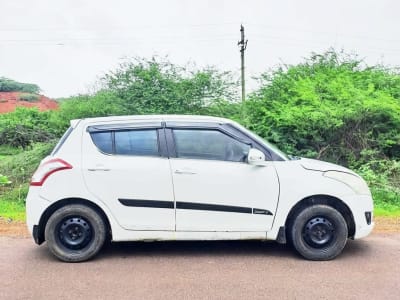 White Maruti Swift VDI Diesel Hatchback White Maruti Swift VDI Diesel Hatchback