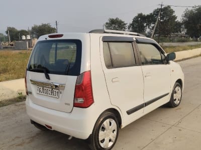 White WagonR VXI – Reliable Family Car White WagonR VXI – Reliable Family Car