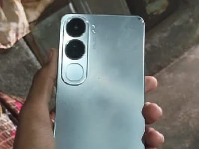 Vivo Silver Smartphone with Dual Camera Vivo Silver Smartphone with Dual Camera