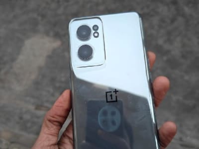 OnePlus 5G Smartphone – Silver Gloss Back OnePlus 5G Smartphone – Silver Gloss Back