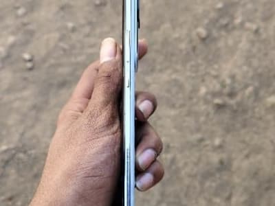Slim Metallic Android Smartphone Slim Metallic Android Smartphone