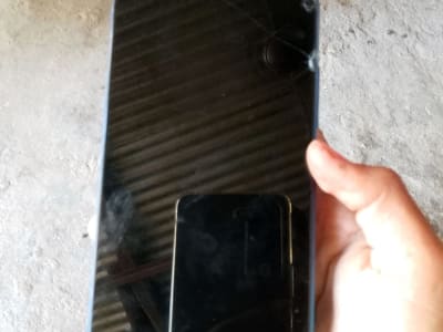 Used Smartphone with Cracked Screen Used Smartphone with Cracked Screen