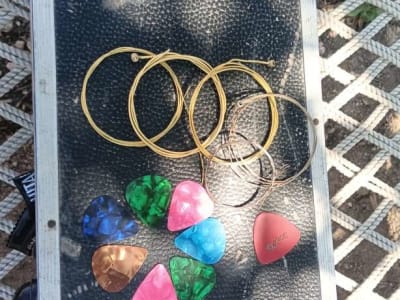 Banjo Strings and Guitar Picks Set Banjo Strings and Guitar Picks Set
