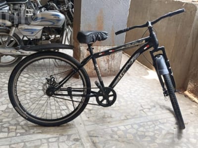 Adult Bicycle with Front and Rear Disc Brakes Adult Bicycle with Front and Rear Disc Brakes