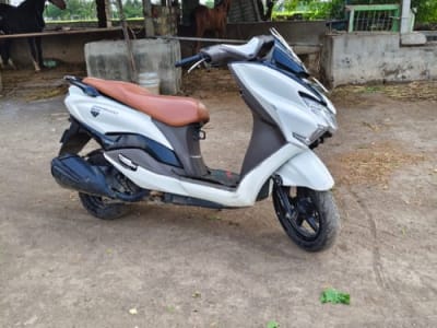 2022 White Scooter with Brown Seat 2022 White Scooter with Brown Seat
