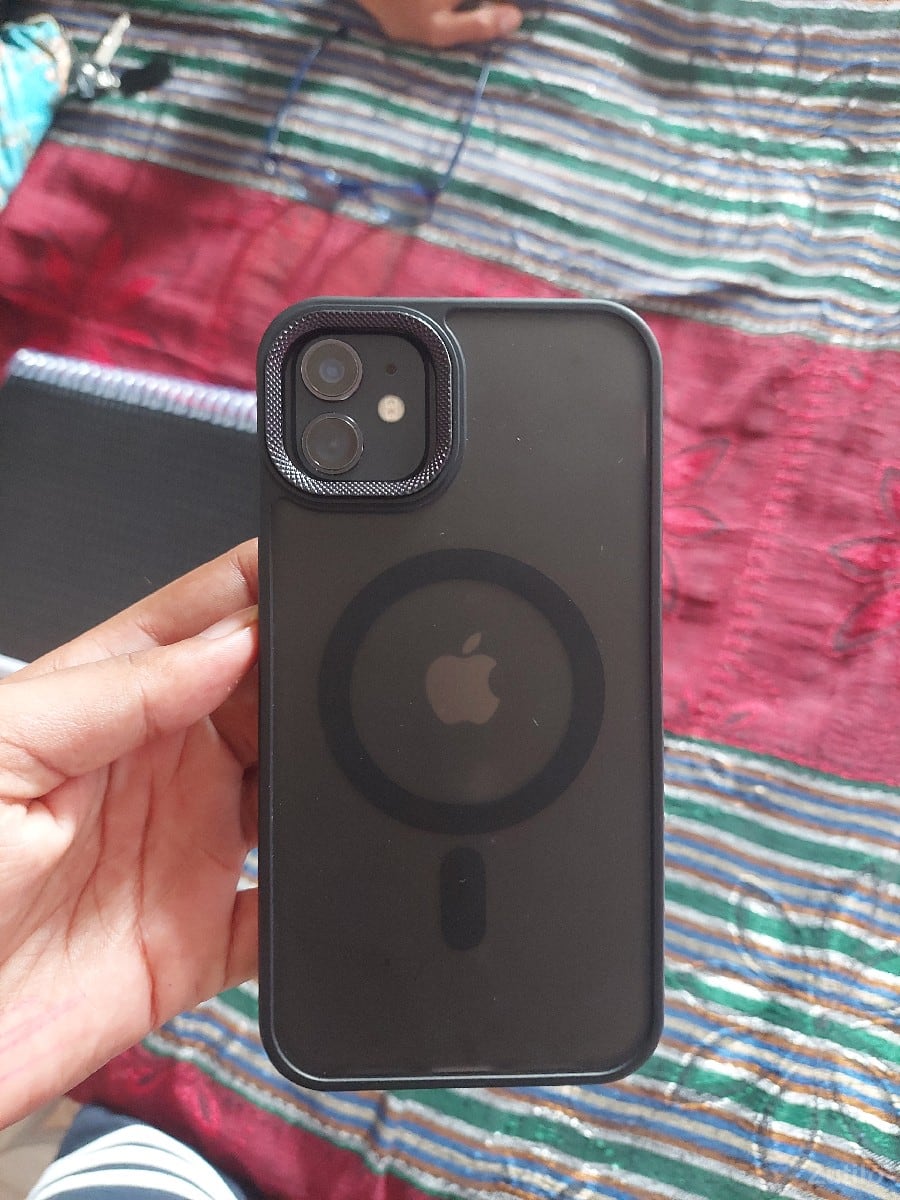 Apple iPhone 11 (128GB) વેચવાનો છે. Apple iPhone 11 (128GB) વેચવાનો છે.