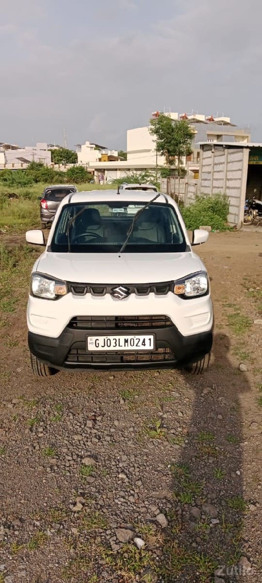 ફોર વ્હીલ વેચવાની છે ફોર વ્હીલ વેચવાની છે
