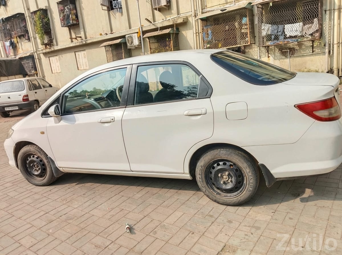 Honda City ZX 2005 White Sedan - કાર - અમદાવાદ શહેર - Image 2