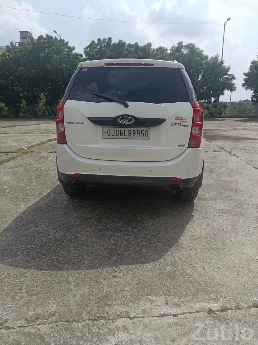 Mahindra XUV500 W6 2017 White SUV - કાર - અમદાવાદ શહેર - Image 2