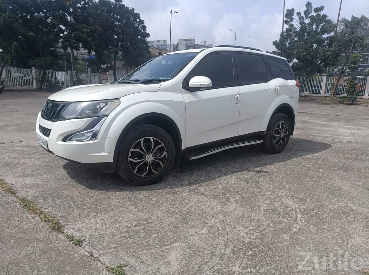 Mahindra XUV500 W6 2017 White SUV - કાર - અમદાવાદ શહેર - Image 3