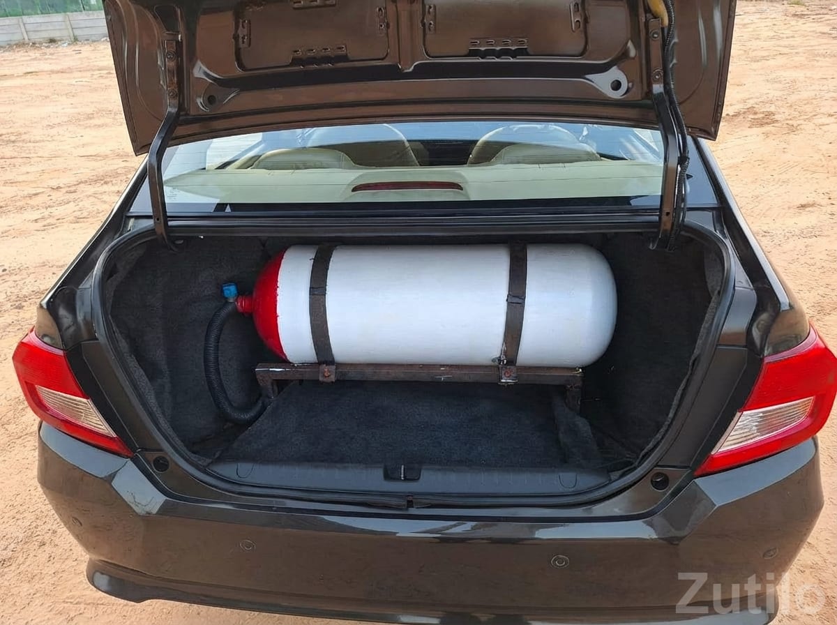 2019 Honda Amaze Black Sedan - કાર - અમદાવાદ શહેર - Image 2