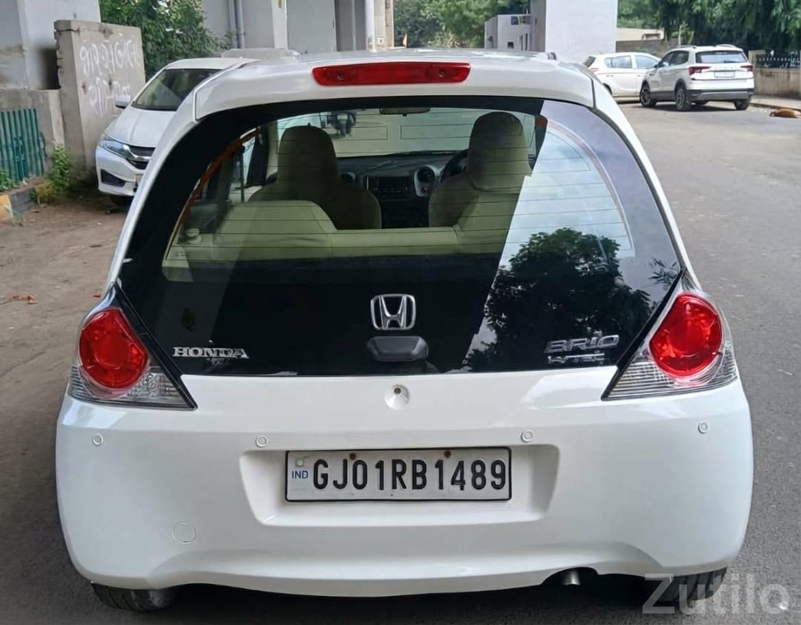 Honda Brio E – Well‑Kept Used Hatchback - કાર - અમદાવાદ શહેર - Image 4