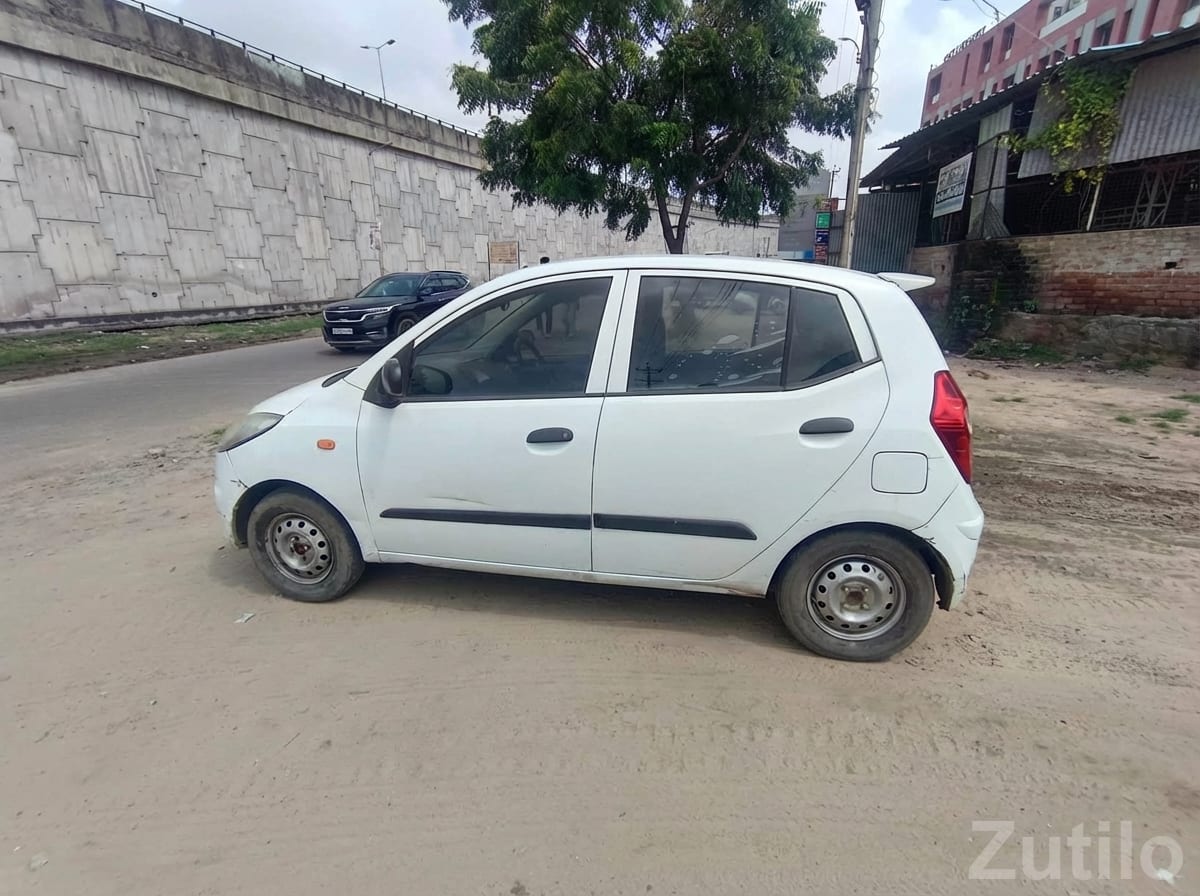 Hyundai i10 Era 1.1 Petrol – White Hatchback - Cars - Mehsana City - Image 4