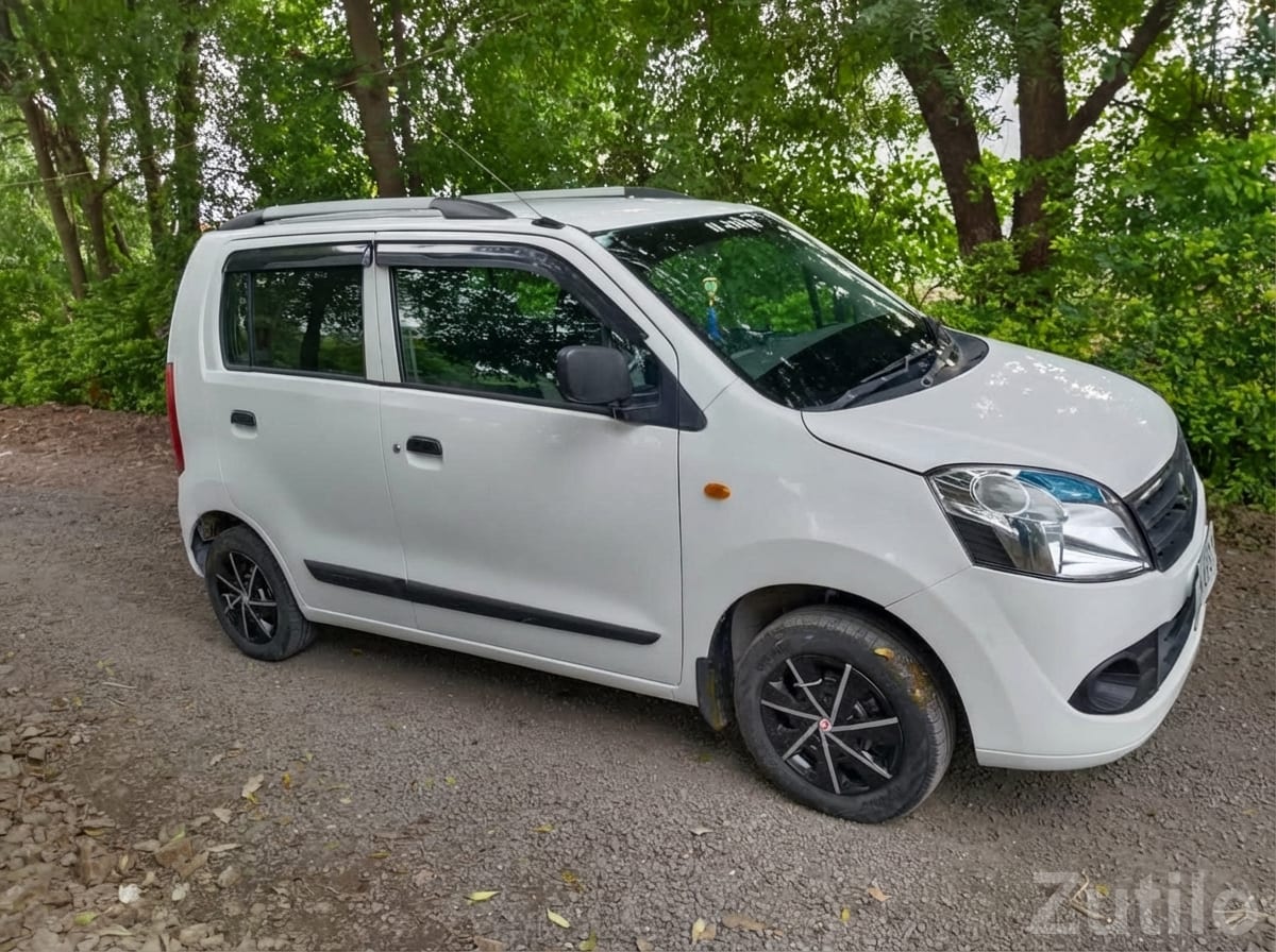 White Maruti WagonR with Alloy Wheels - કાર - અમરેલી - Image 4