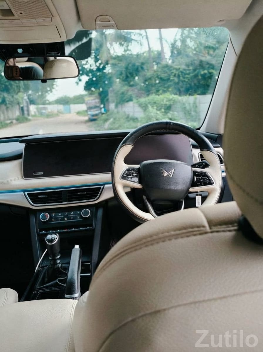Mahindra XUV700 Premium White SUV - Cars - Ahmedabad City - Image 3