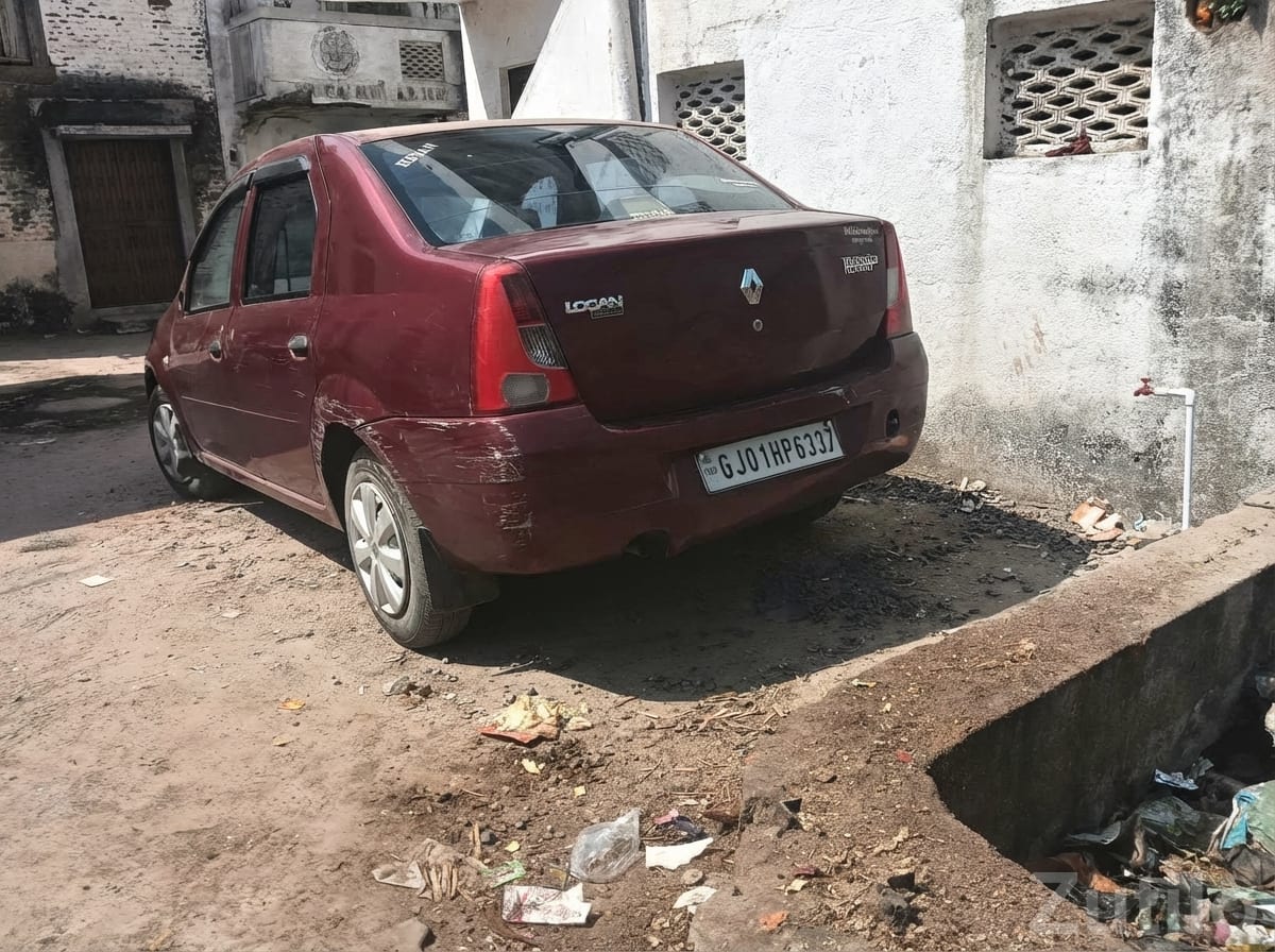 Mahindra Logan Red Sedan for Sale - Cars - Anand City - Image 3