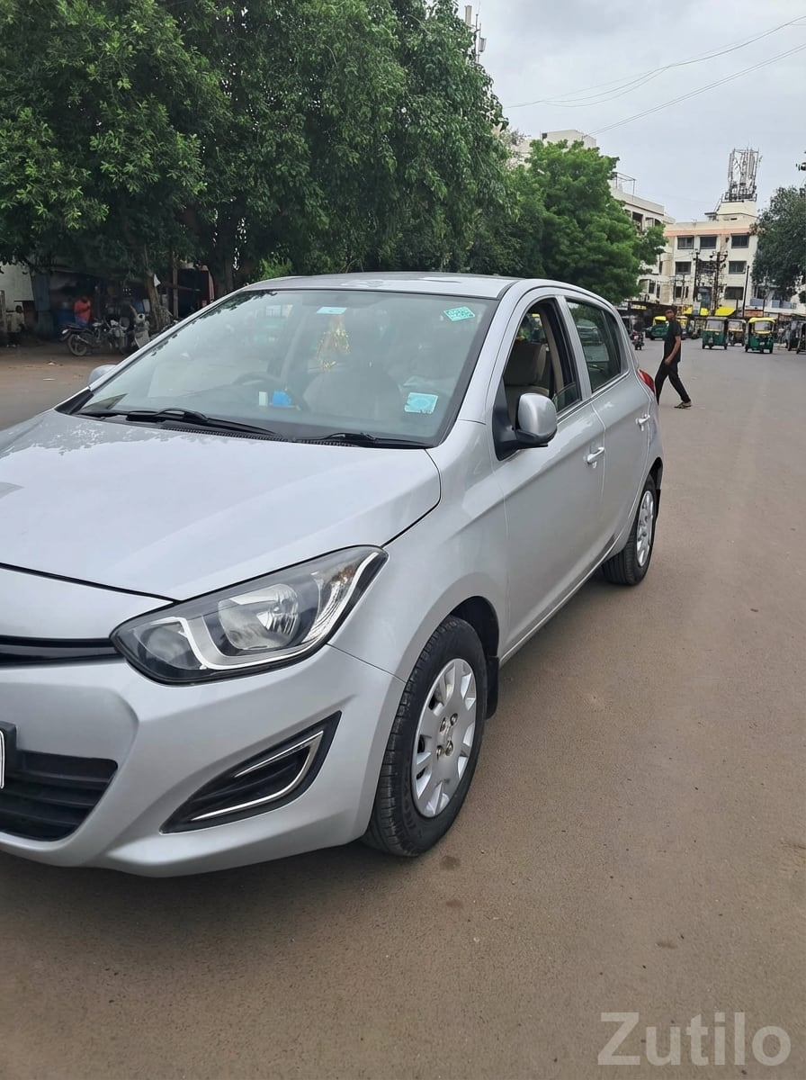 Hyundai i20 CNG 2013 Silver Hatchback - કાર - રાજકોટ શહેર - Image 3