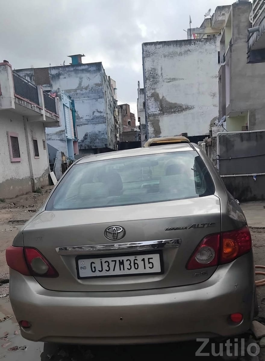 Toyota Corolla Altis Sedan – Beige - કાર - અમદાવાદ શહેર - Image 2