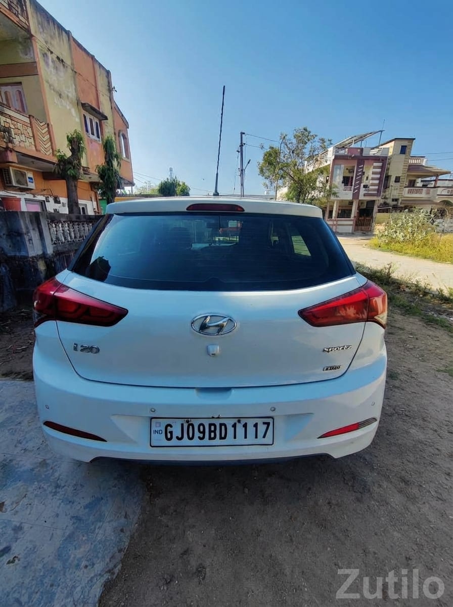 Hyundai i20 Sportz 2015 Diesel White - કાર - વડાલી - Image 4