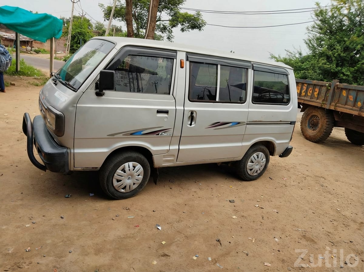 Silver Maruti Omni Family Van Silver Maruti Omni Family Van