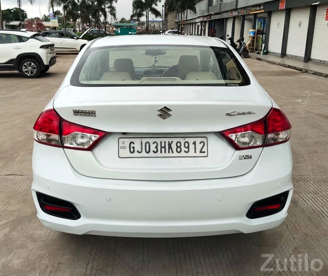 White Ciaz ZXI+ Sedan in Excellent Condition - કાર - ગોંડલ - Image 2