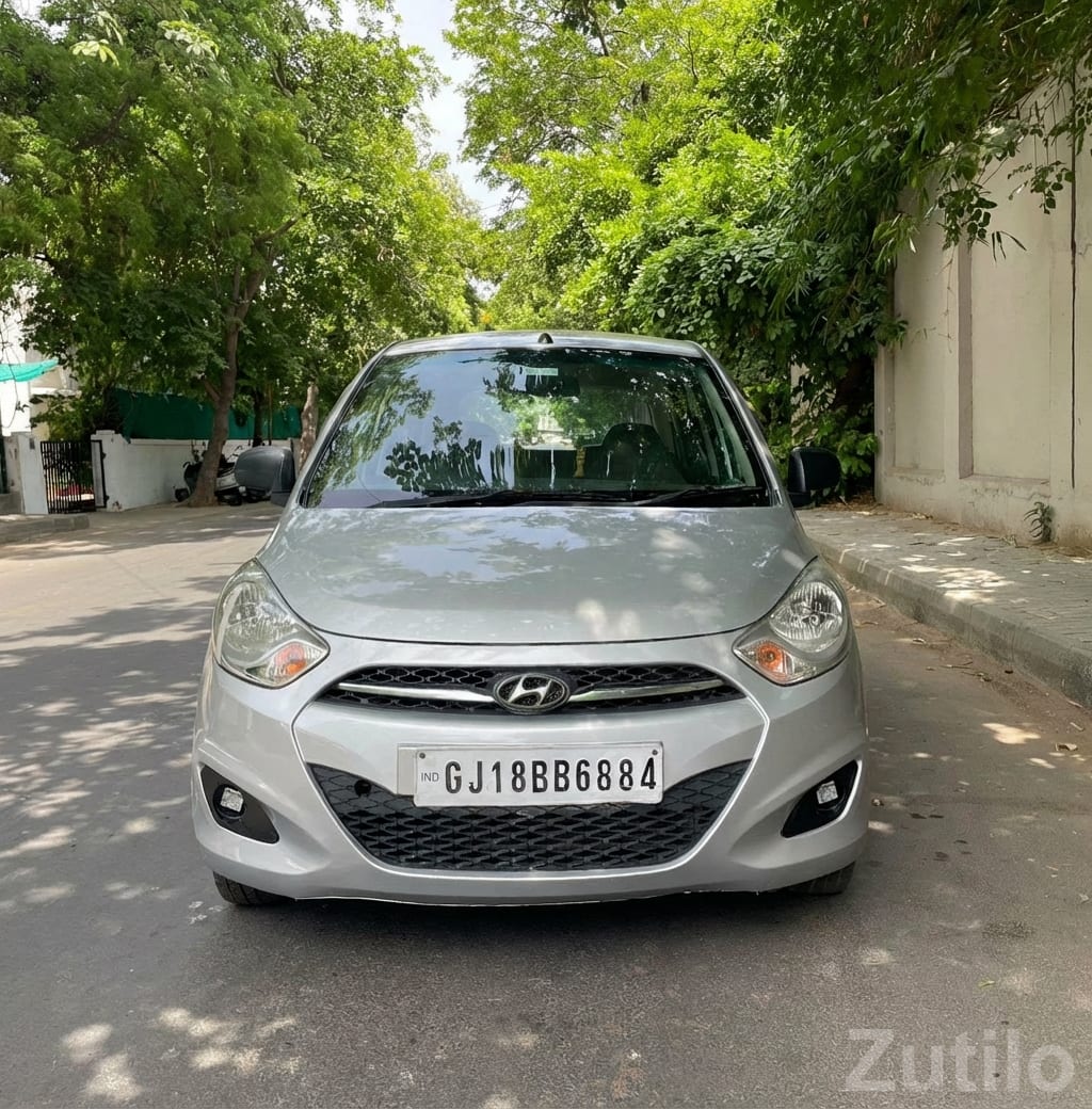 2013 Hyundai i10 Silver Hatchback - કાર - અમદાવાદ શહેર - Image 3