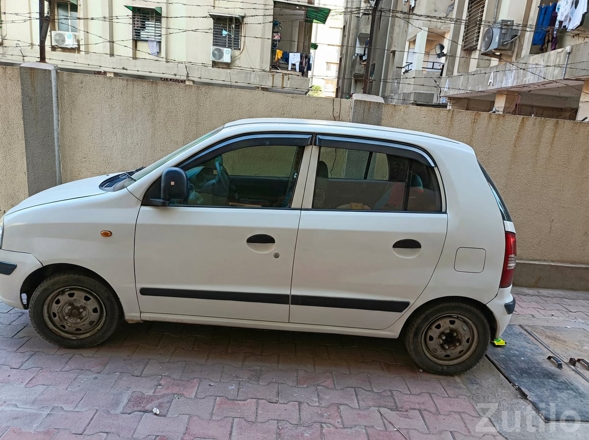 Hyundai Santro XO White Hatchback - કાર - દસ્ક્રોઇ - Image 3