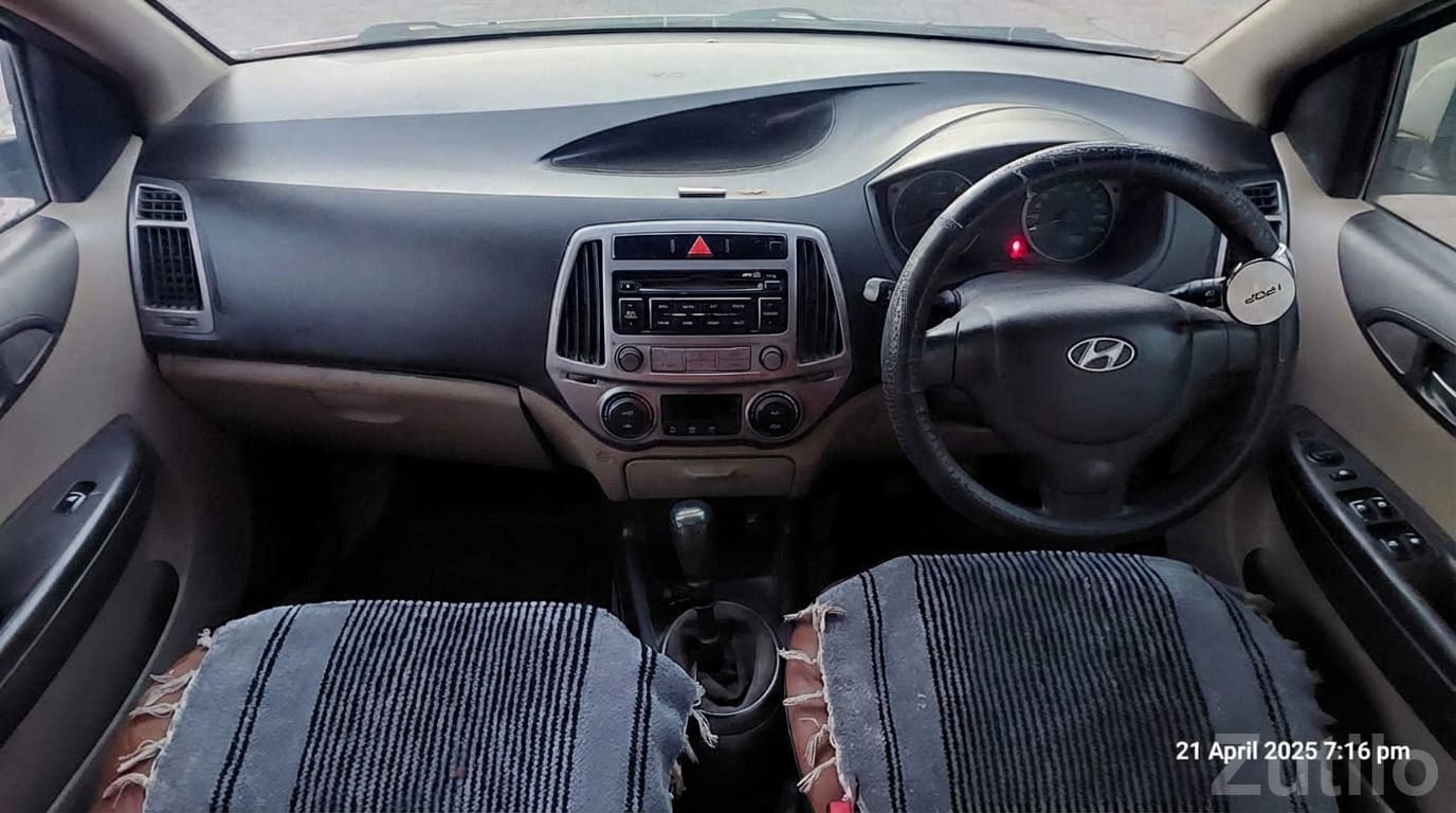 Hyundai i20 White Hatchback for Sale - કાર - જસદણ - Image 2