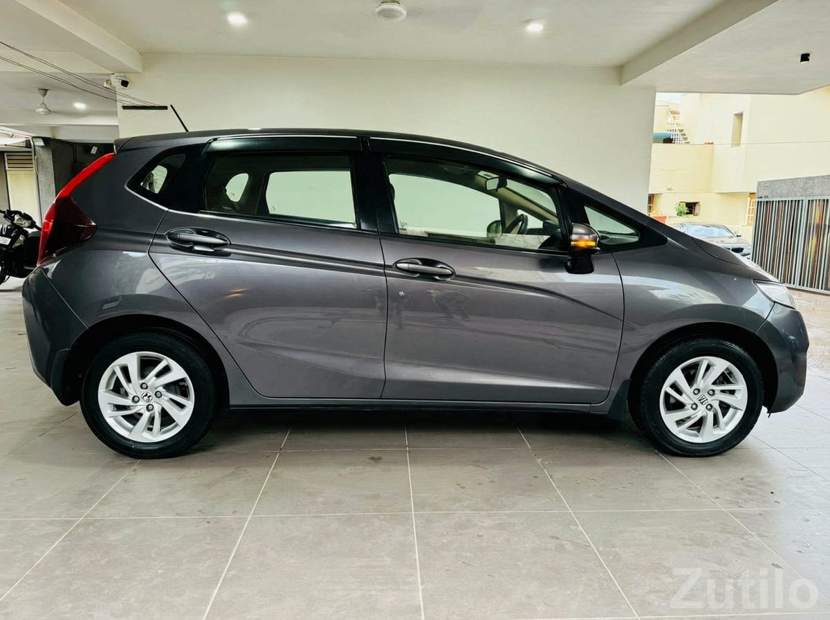 Honda Jazz V i-VTEC Grey Hatchback - Cars - Ahmedabad City - Image 2