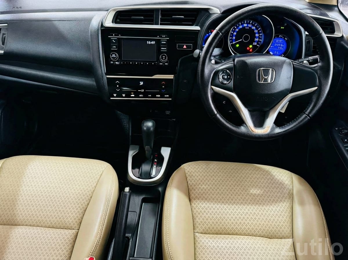 Honda Jazz V i-VTEC Grey Hatchback - Cars - Ahmedabad City - Image 3