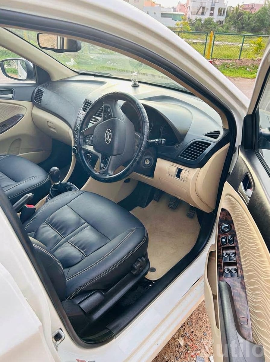 Hyundai Verna Fluidic White Sedan - કાર - અમદાવાદ શહેર - Image 2