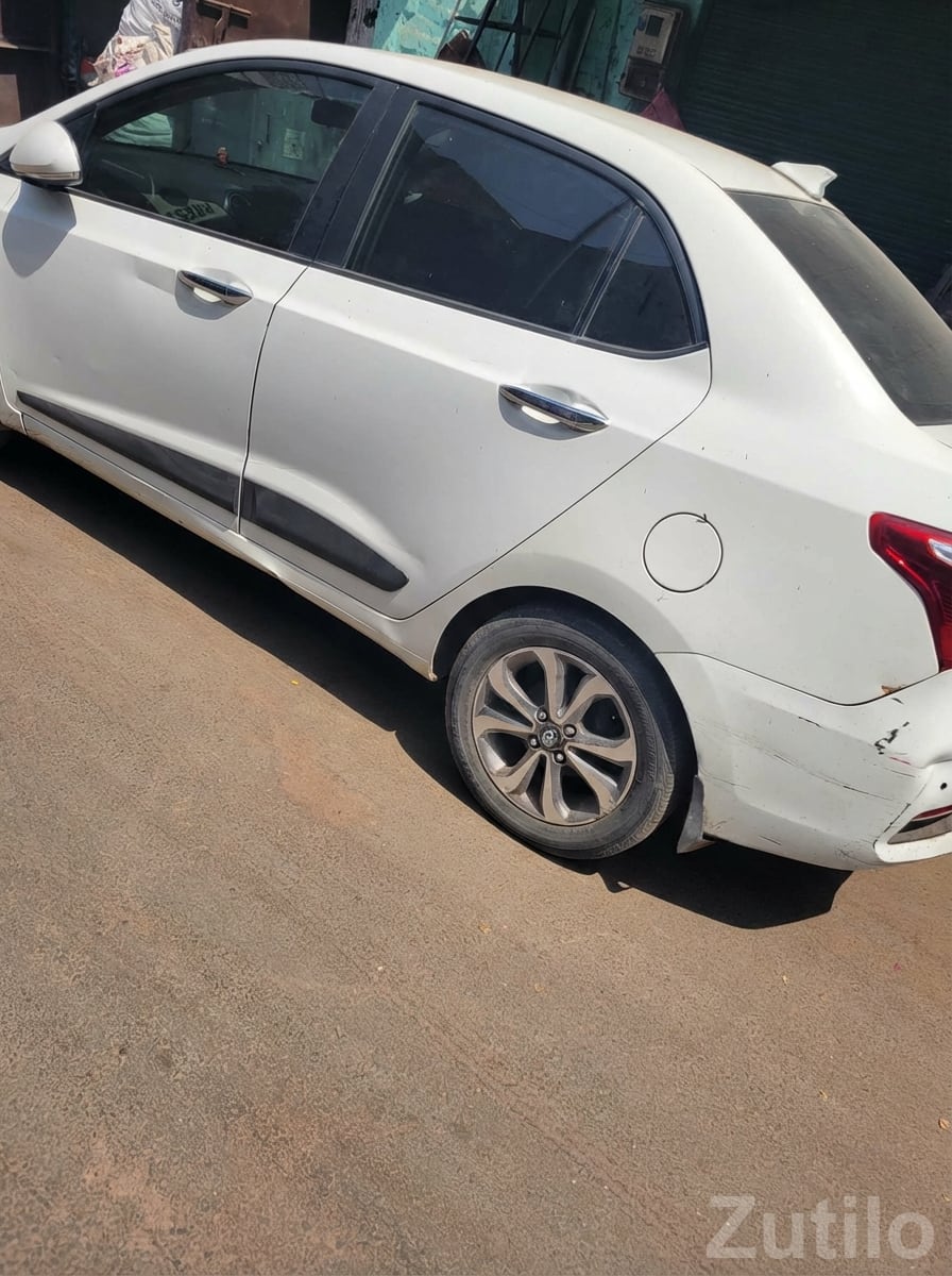 White Compact Sedan with Alloys White Compact Sedan with Alloys