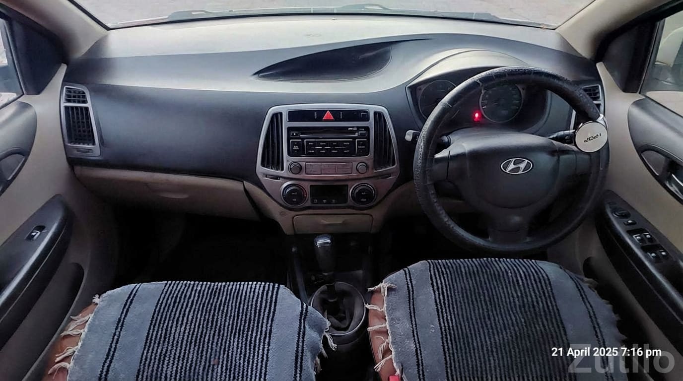 Hyundai i20 White Hatchback Car - કાર - જસદણ - Image 3
